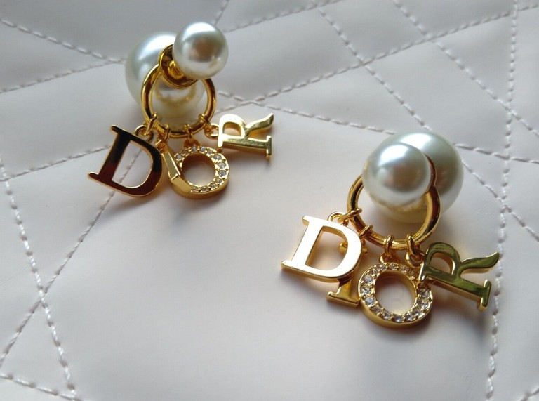 Dior 飾品 CD Logo 元素 Tribales CD Logo 耳環 Petit CD 珍珠耳環 垂墜式耳環 Dior 手鍊 姐妹手鍊 